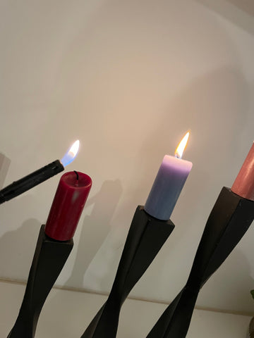 Het veilig aansteken van kaarsen