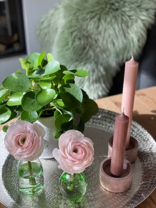Zilveren schaal Oslo opgemaakt met bloemen en kaarsen van Rustik Lys