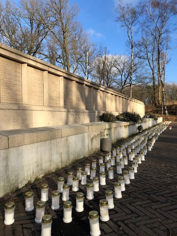 Kaarsen ter herdenking bij het monument op de fusilladeplaats in Vught