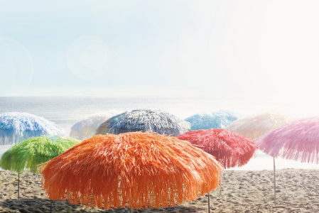 Hawai parasols op het strand in diverse kleuren