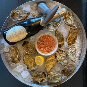 Zilveren schaal met oesters