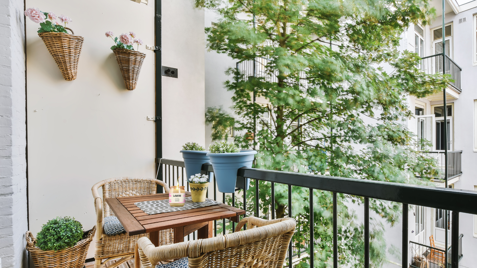 balcon avec une bougie parfumée