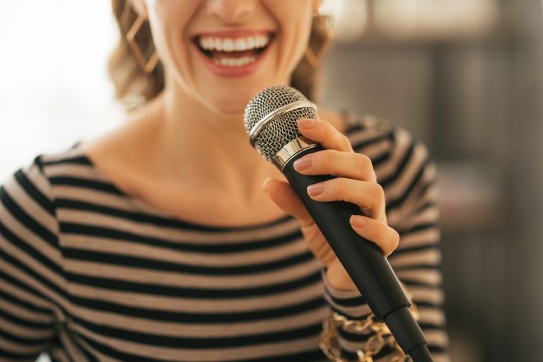 20 Quarantine Date Ideas for Couples Fun - Karaoke