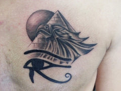 tatuaje ojo de horus piramide