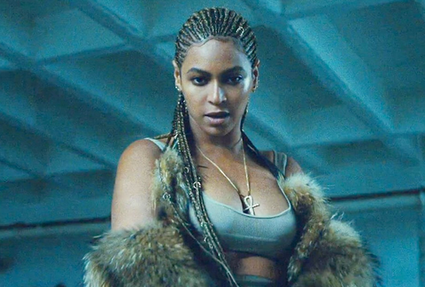 Beyoncé con una cruz ankh