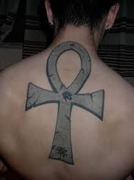 cruz ankh tatuaje