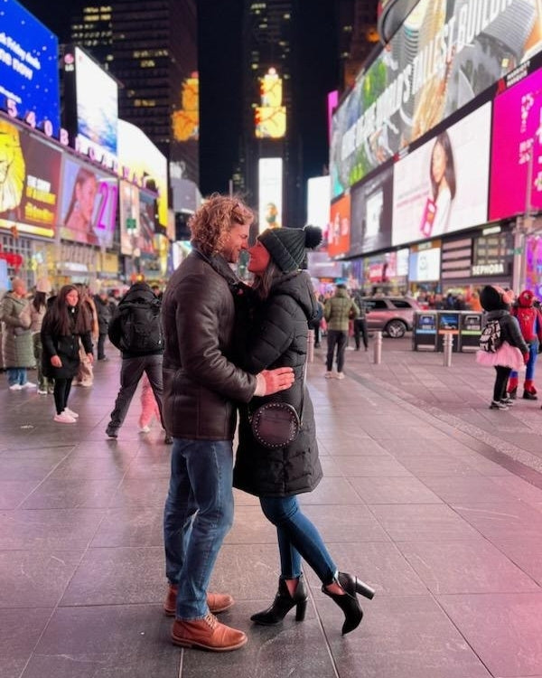 man proposing in a romantic and memorable setting in Times Square NYC