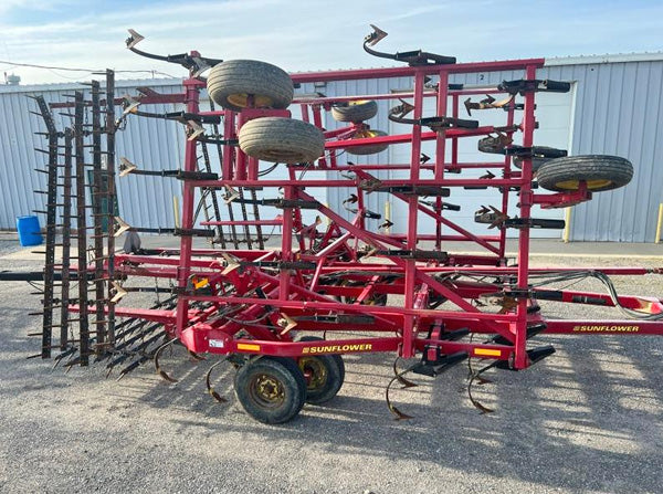 side view of a Sunflower 5035 Field Cultivator