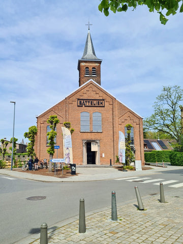 Een kerk die werd gemoderniseerd met logo van Batteliek erop, gelegen in het midden van Battel