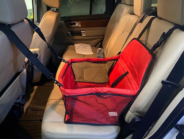 Le siège auto pour chien peut également être installé sur la banquette arrière de la voiture