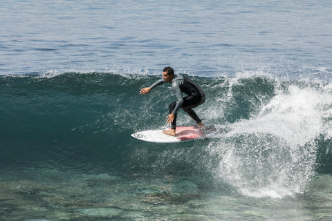 maxime huscenot surfing a right wave