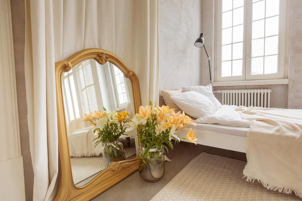 Dormitorio con flores en tonos neutros Ame Ame