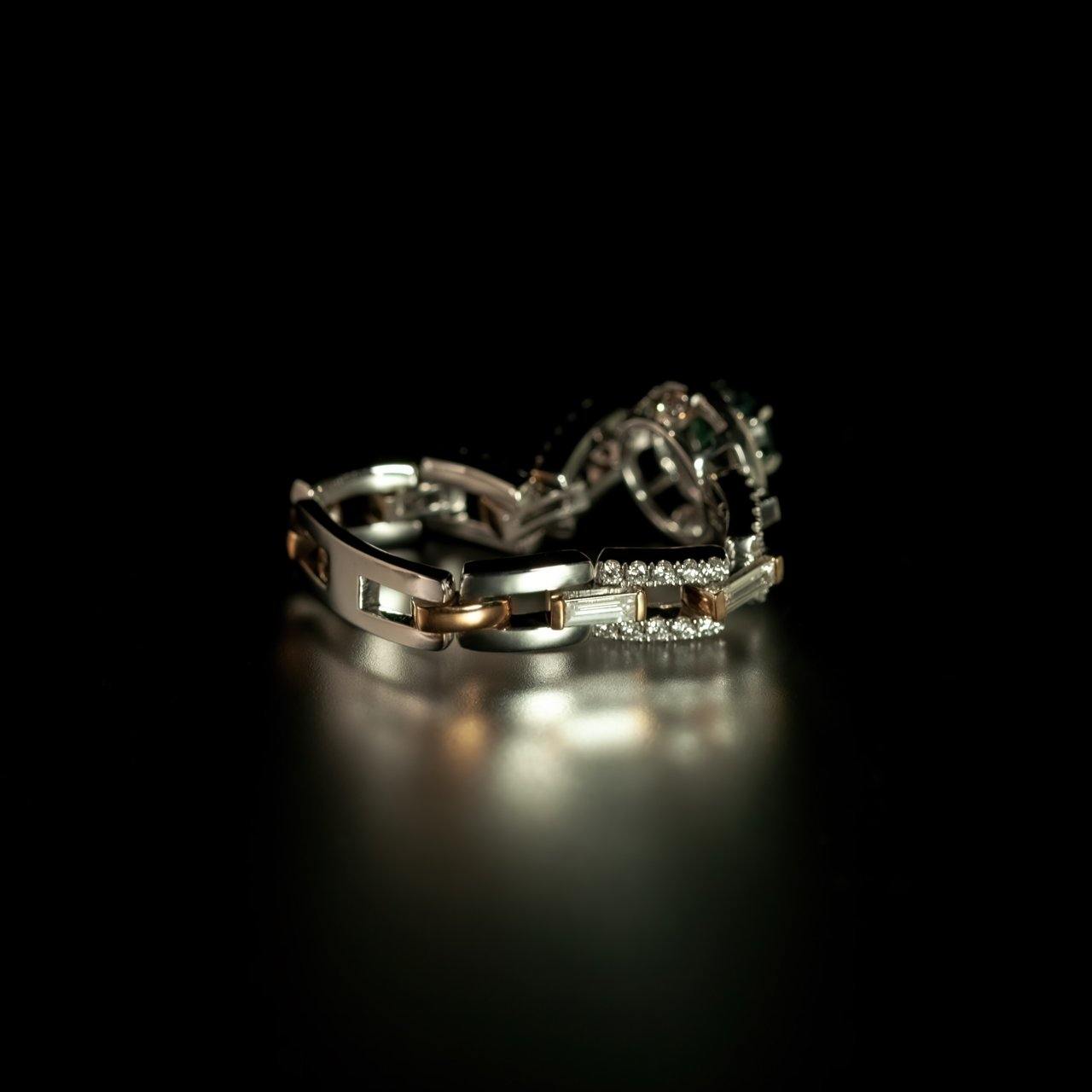 Với sự kết hợp của sự độc đáo và sắc màu đẹp tự nhiên của nhẫn alexandrite thiên nhiên, chiếc nhẫn này sẽ là điểm nhấn hoàn hảo cho bất kỳ bộ trang phục nào. Một vật phẩm đầy phong cách và giá trị kiến ​​thức cho những ai yêu trang sức và đá quý.