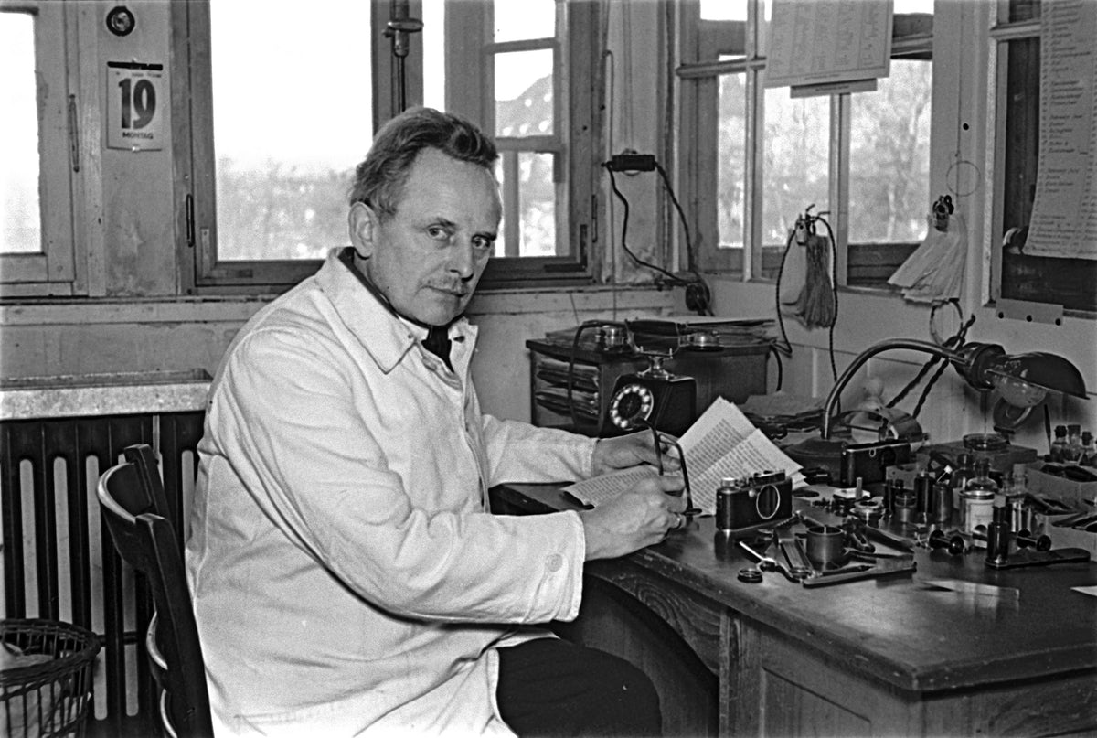 Oskar Barnack at his workplace (1934)