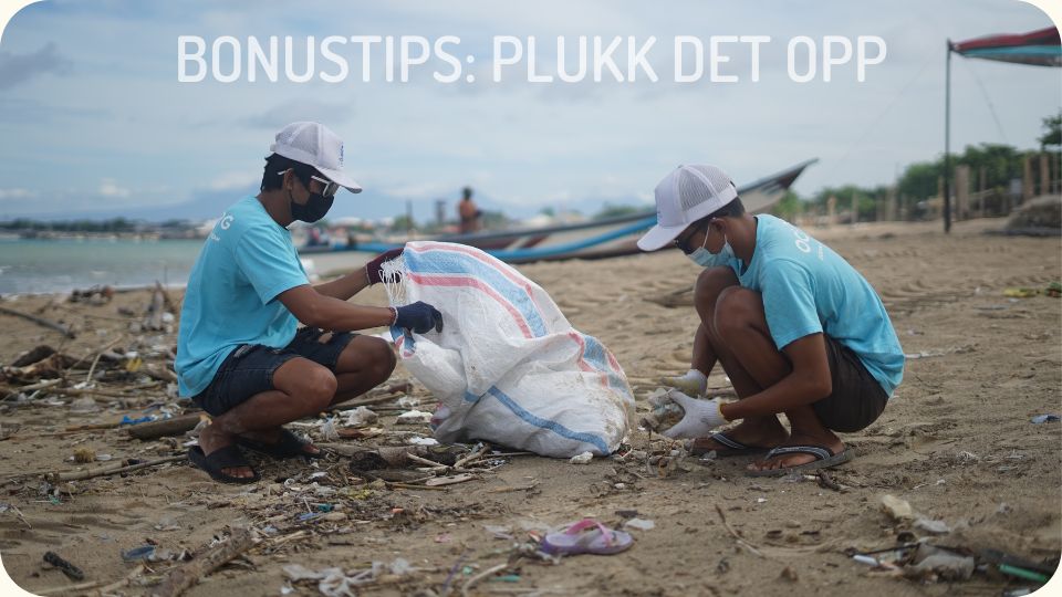 To personer plukker plast på stranden