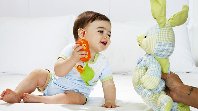 Bébé Garçon Jouant Des Jouets Colorés à La Maison Ou à La Crèche Jouets  éducatifs Pour Enfants D'âge Préscolaire