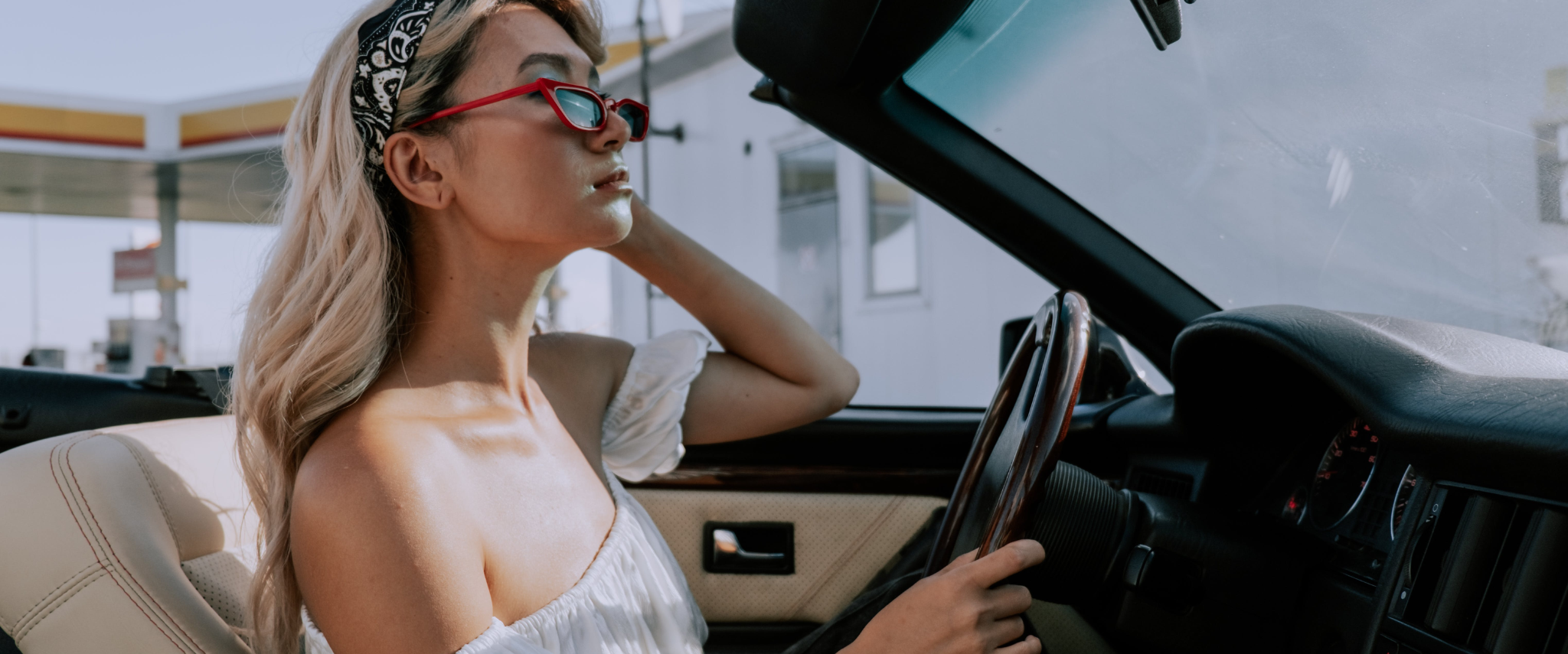 femme au volant voiture decapotable