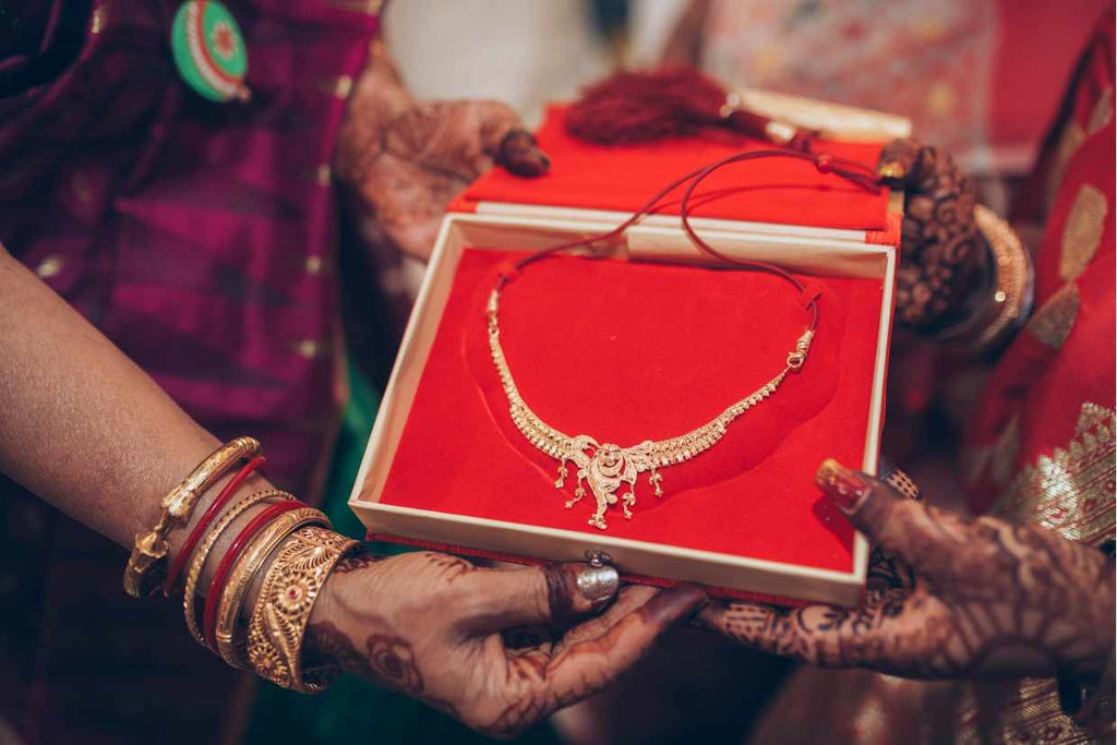 Gifting gold jewellery