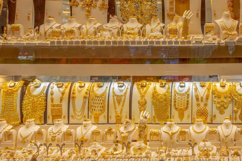 gold jewellery shop showcase