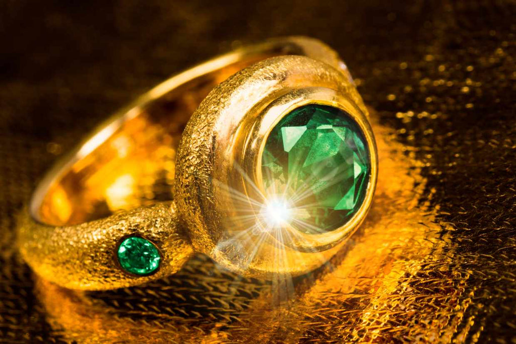 Emarald ring shining