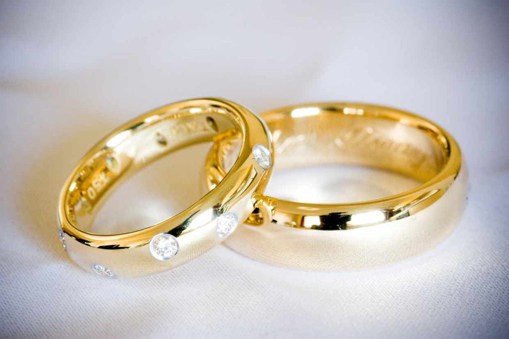 Gold rings with white diamond 
