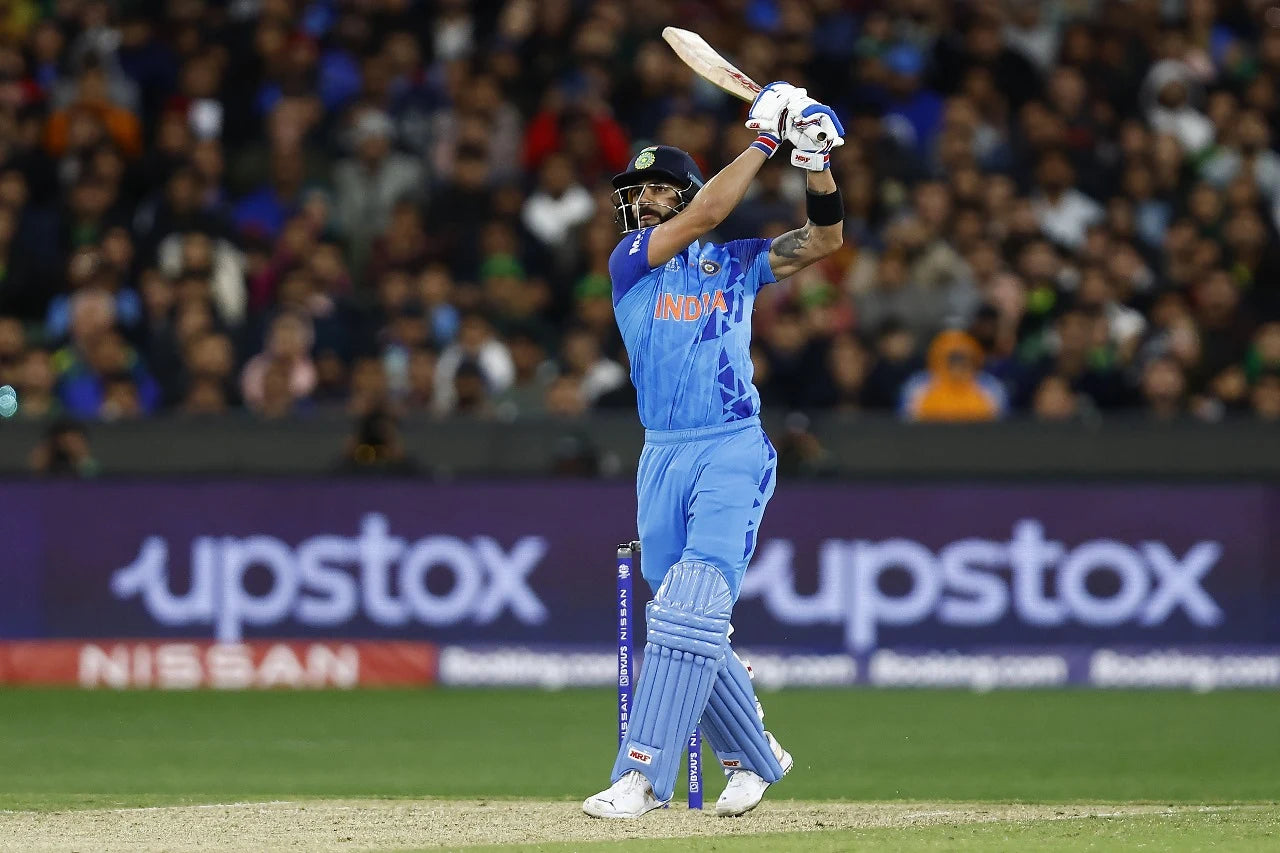 Virat Kohli hits a straight six out of the park vs Pakistan in the 2022 ICC T20 Cricket World Cup