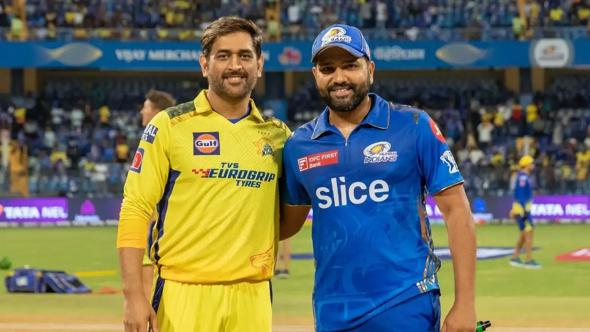 Dhoni and Rohit pose together before the match between CSK and MI starts