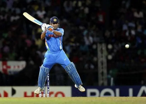 MS Dhoni completes plays the helicopther shot