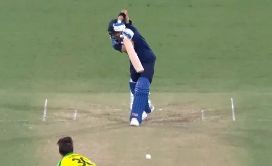 Virat Kohli plays the perfect on drive against Pat Cummins in an India vs Australia game