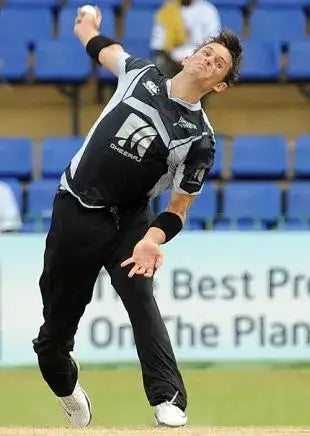Shane Bond bowling a swinging delivery
