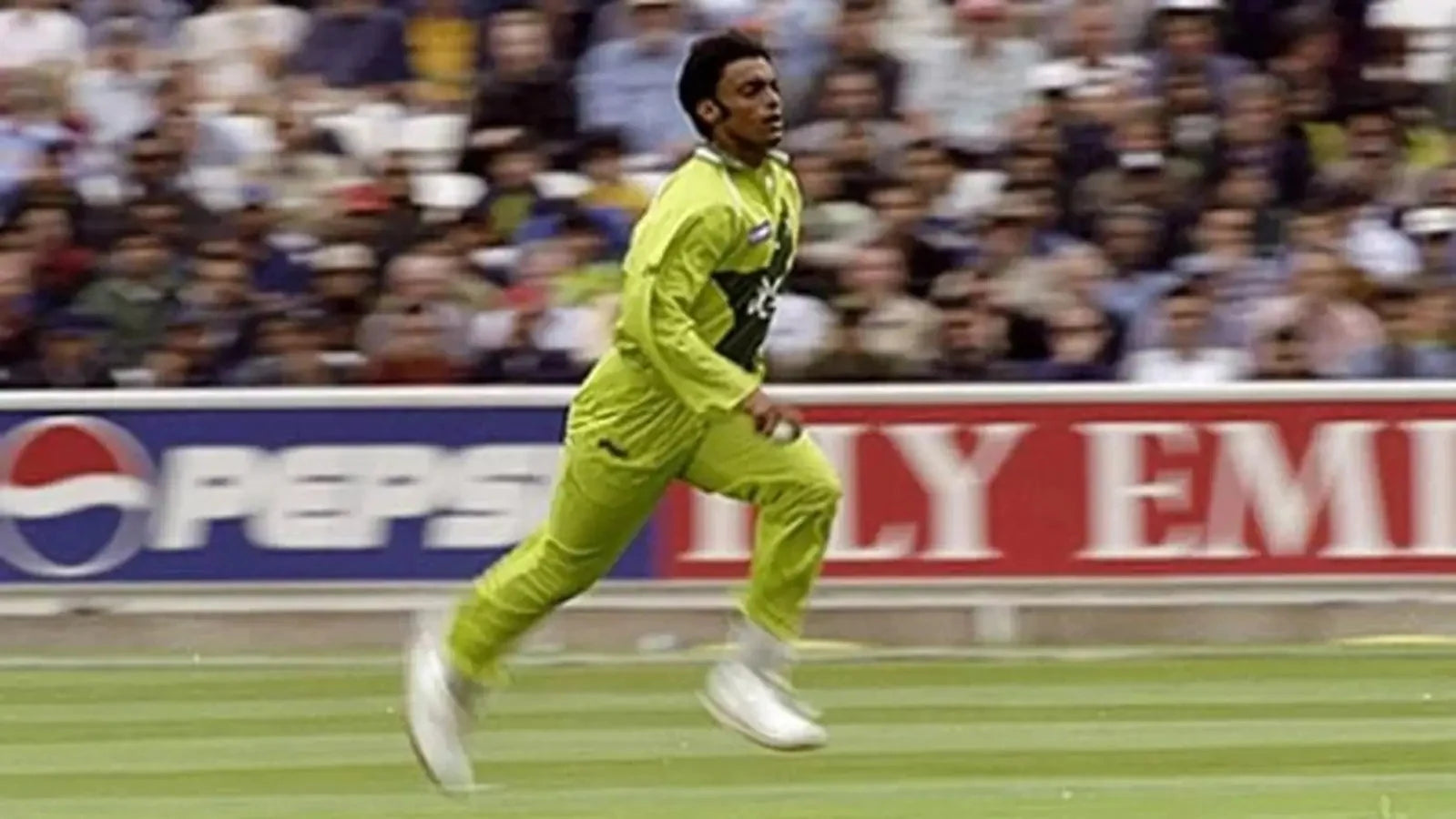 Shoaib Akhtar taking a run up while bowling a delivery