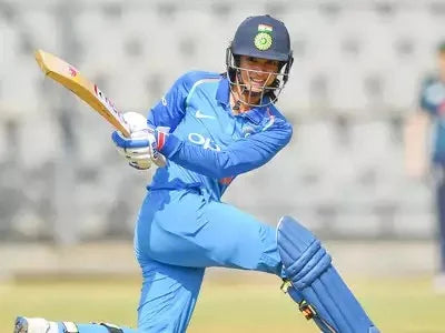 Smriti Mandhan batting for the Indian Cricket Team