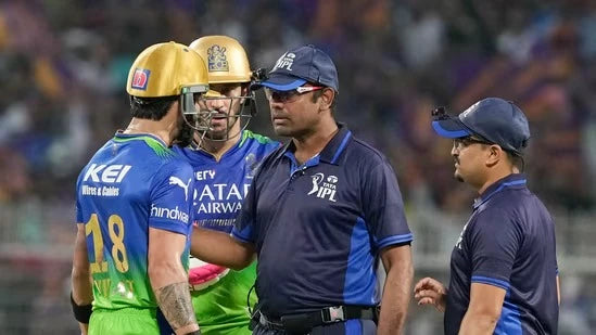 Virat Kohli and Faf Du Plessis discuss Virat Kohli's dismissal with the umpire