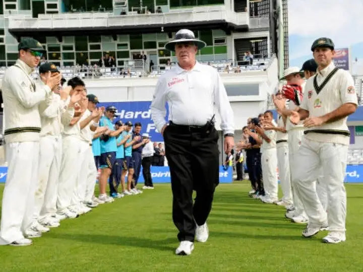 Umpire Rudi Coertzen recieves a guard of honour after his retirement game