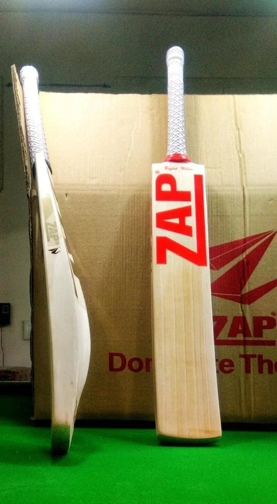 The side on sweetspot and the front face highlighting the grains of the ZAP English Willow Cricket Bat