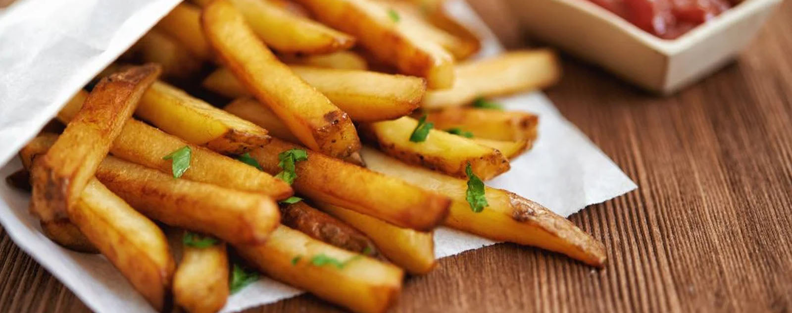 Des Frites sur une Table