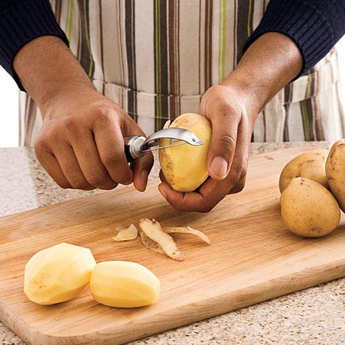 Technique pour éplucher les pommes de terre