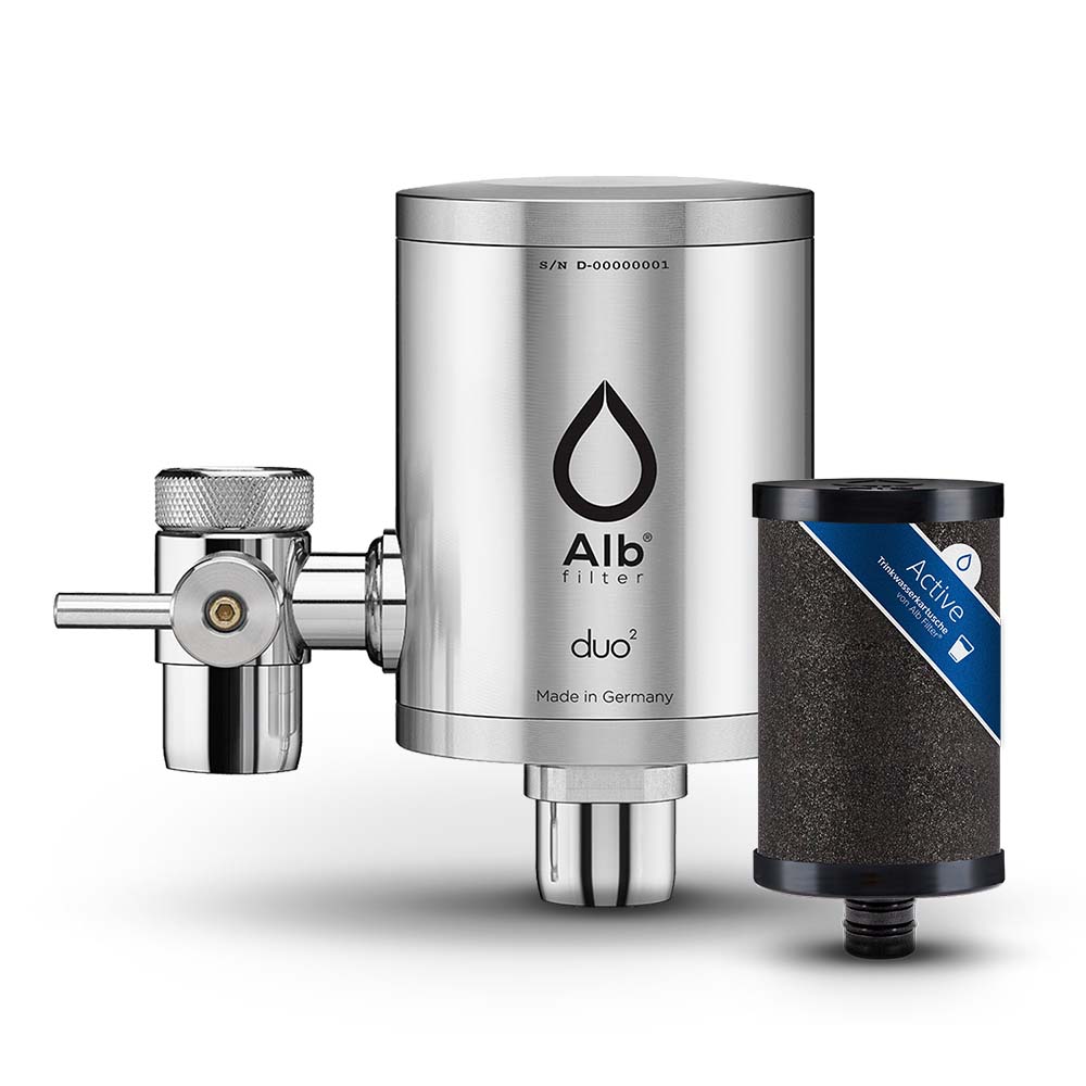 Produktbild des Alb Filter Duo Active, ein fortschrittlicher Wasserfilter mit zwei Stufen zur effektiven Reduktion von Schadstoffen und Erhaltung essentieller Mineralien.