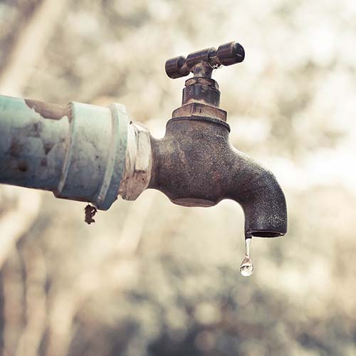 Skizze Wasserhahn mit Wasserglas. Gefiltertes Wasser aus dem Hahn