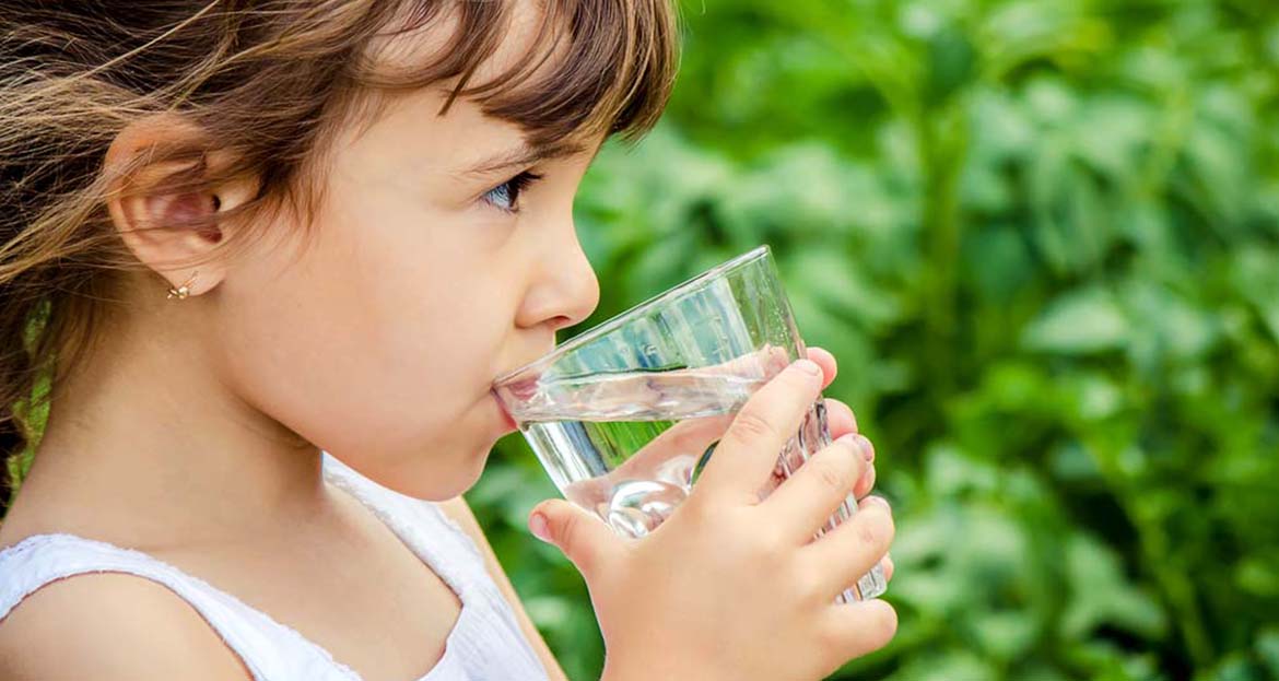 Skizze Wasserhahn mit Wasserglas. Gefiltertes Wasser aus dem Hahn