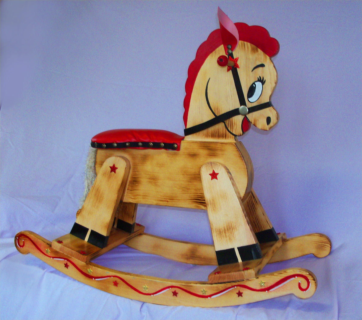 It s rocking horse. Деревянная игрушка лошадка. Игрушка деревянная лошадка яркая. Деревянные лошадки ручной работы. Деревянная лошадка плоская.