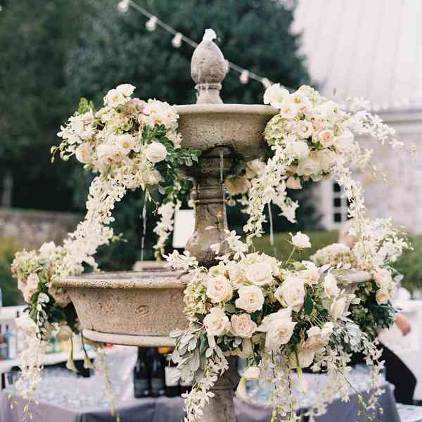 Arrangements floraux sur les fontaines