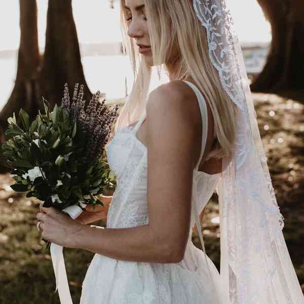 Mariée portant le voile et tenant des fleurs