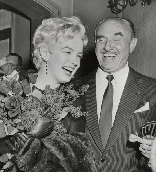 Marilyn Monroe recevant des fleurs de Jack Warner