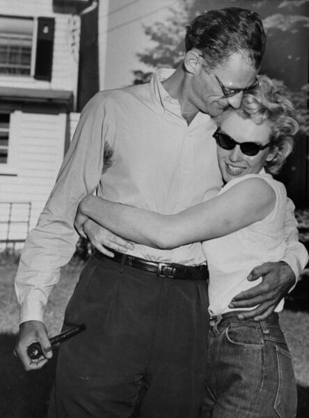 Marilyn Monroe serre son fiancé, Arthur Miller, dans ses bras sur la pelouse