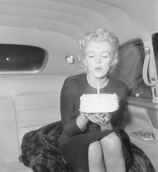Marilyn Monroe souffle une bougie sur le gâteau du 30e anniversaire