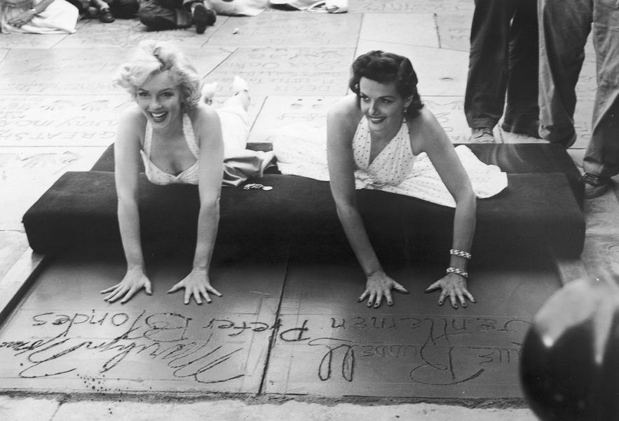 Miss Monroe et Russell laissent des empreintes de mains au Grauman's Chinese Theater