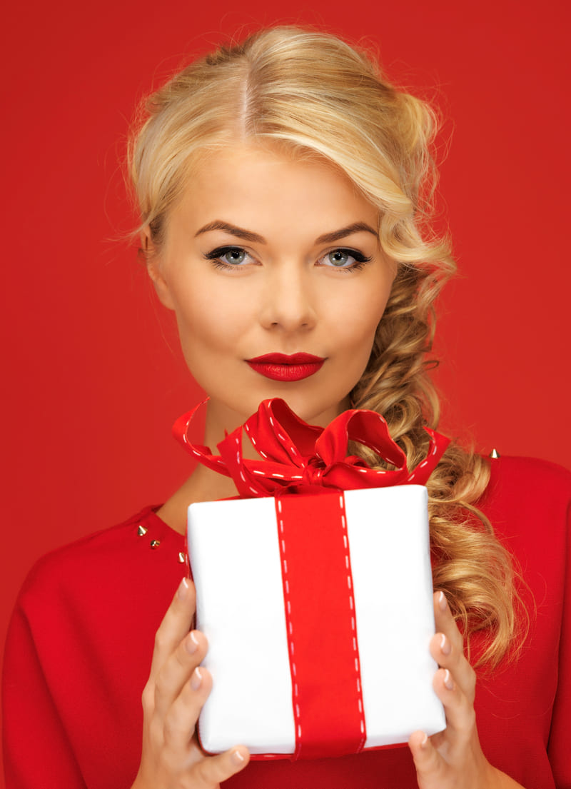 Femme blonde avec un cadeau
