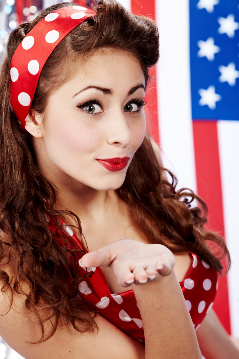 Femme avec bandana à pois et robe rétro vintage avec drapeau des Etats-Unis