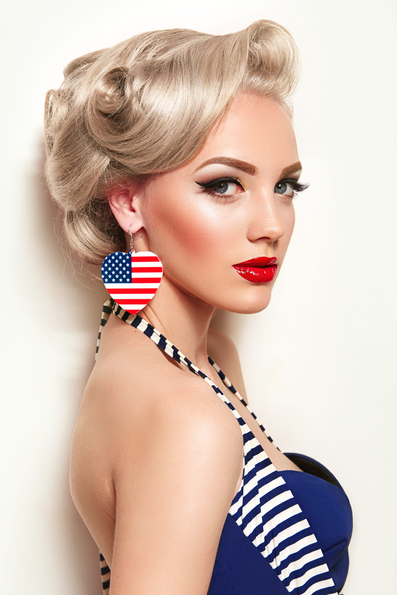 Pin-up blonde avec boucle d'oreille Américaines